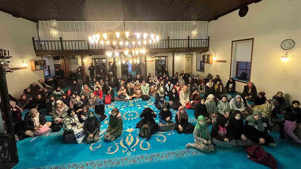 Öğrenciler Sabah Namazında — haber görseli