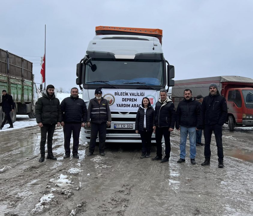 Bilecik'in Pazaryeri ilçesinden deprem bölgesindeki hayvanlara yem desteği — haber görseli