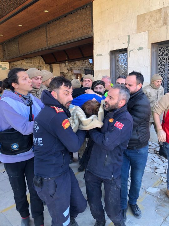 Bozüyük Belediyesi itfaiye ekipleri enkazdan bir anne ve kızını kurtardı — haber görseli