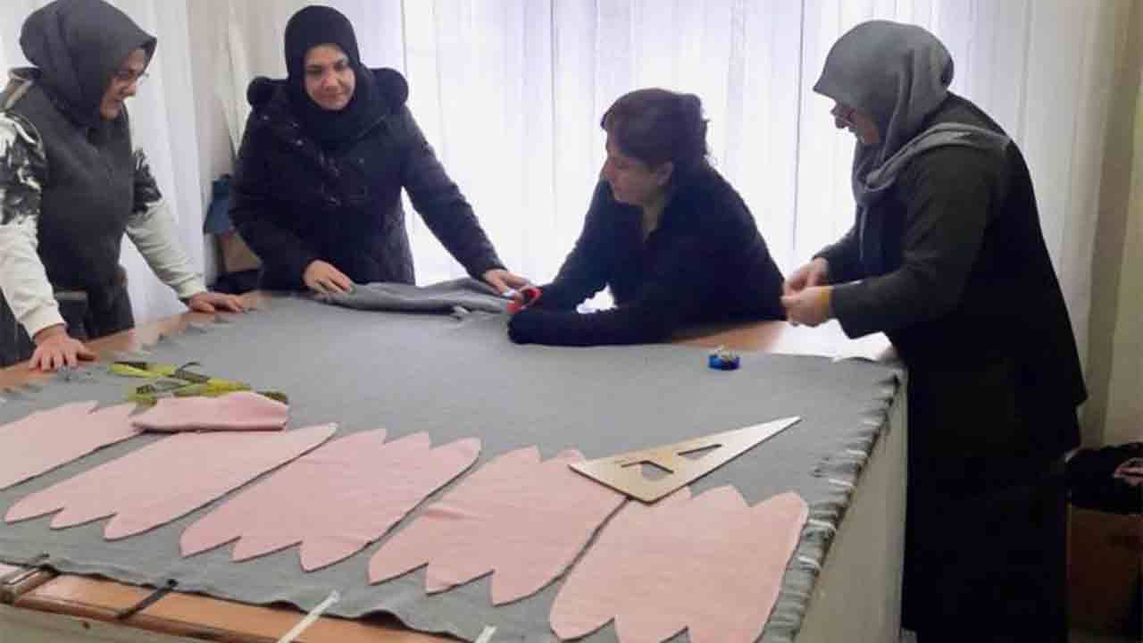 Sapancalı hanımlar, Depremzedeler için üretiyorlar — haber görseli