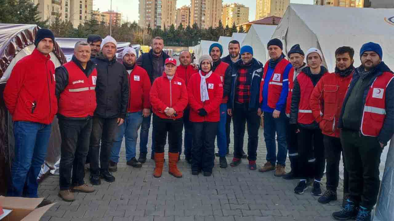 Adapazarı Kızılay Gönüllüleri Deprem Bölgesinde yaraları sarıyor — haber görseli