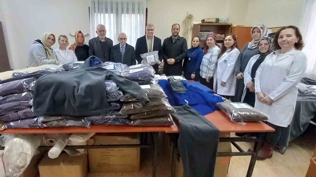 Afetzedeler üşümesin diye gündüz-gece üretiyorlar — haber görseli