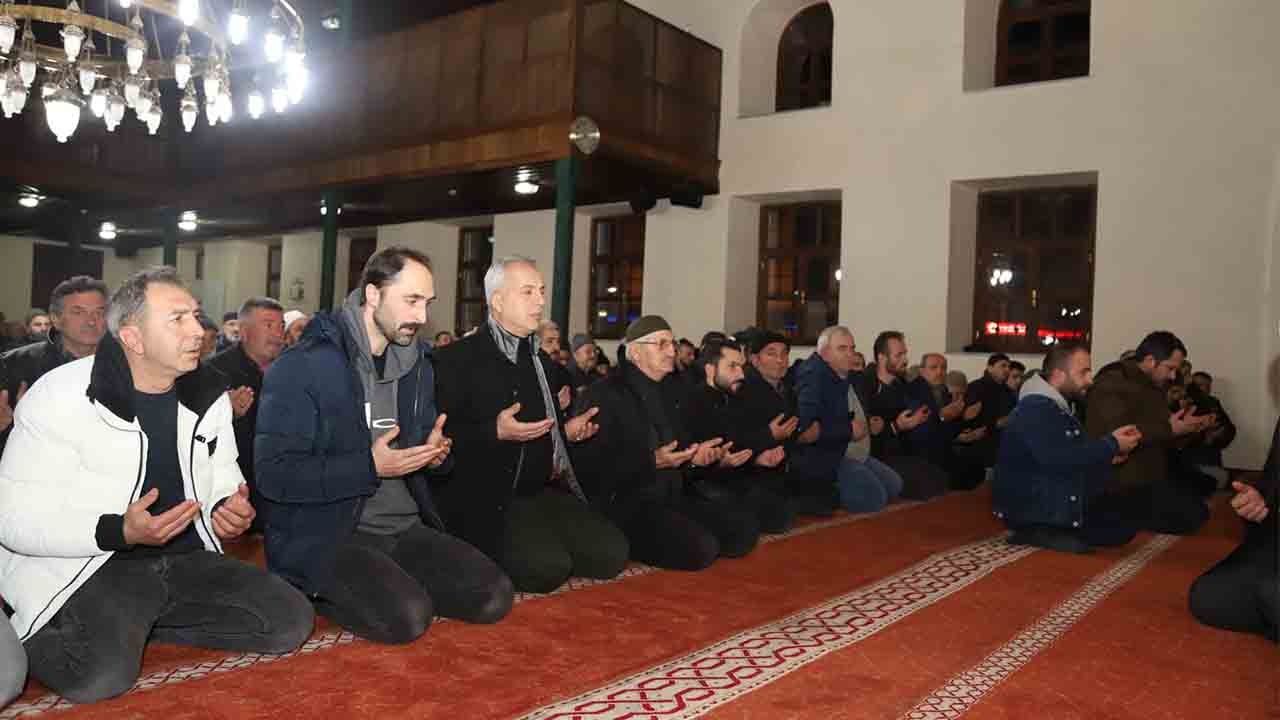 Miraç Kandilinde Depremzedelere dualar edildi — haber görseli