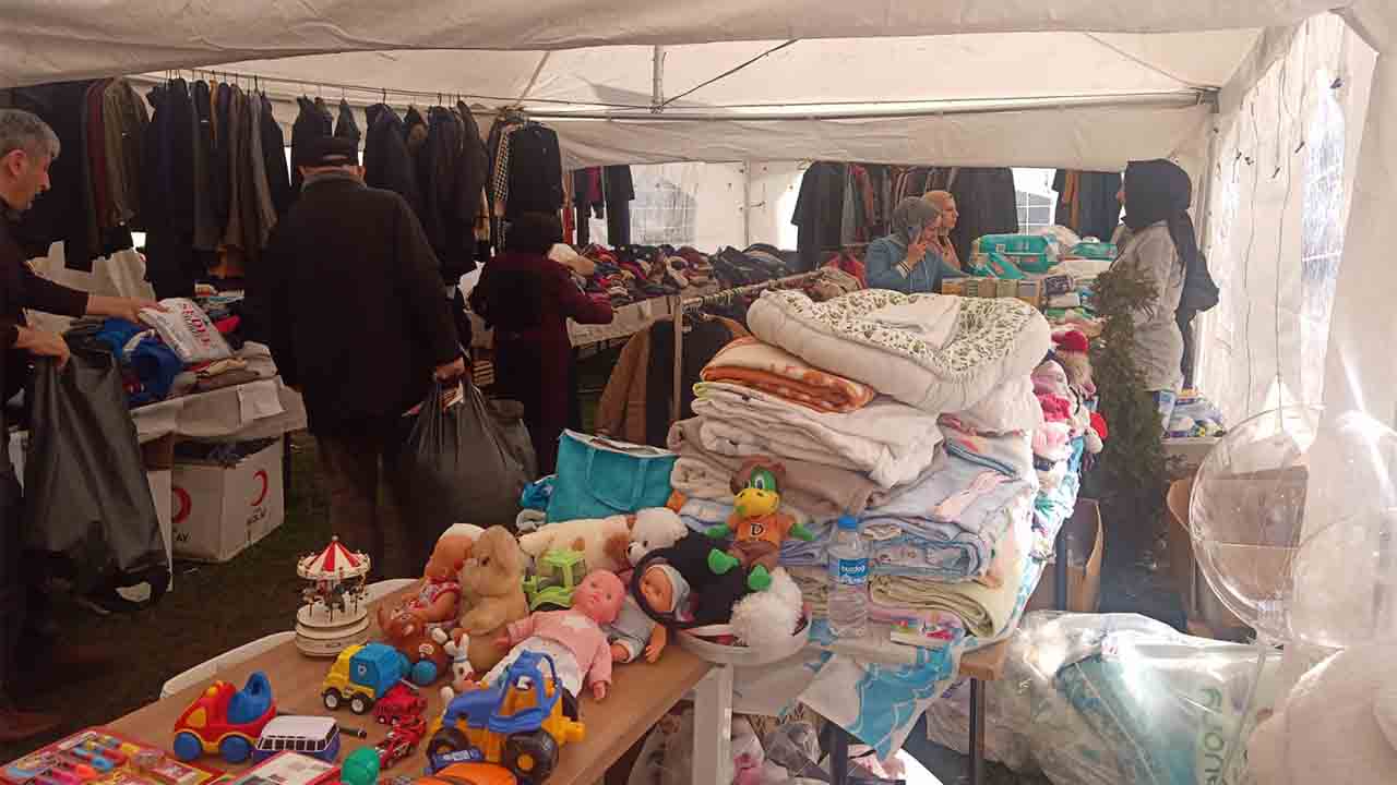 Serdivan’a Gelen Depremzedeler için Hayır çarşısı kuruldu — haber görseli