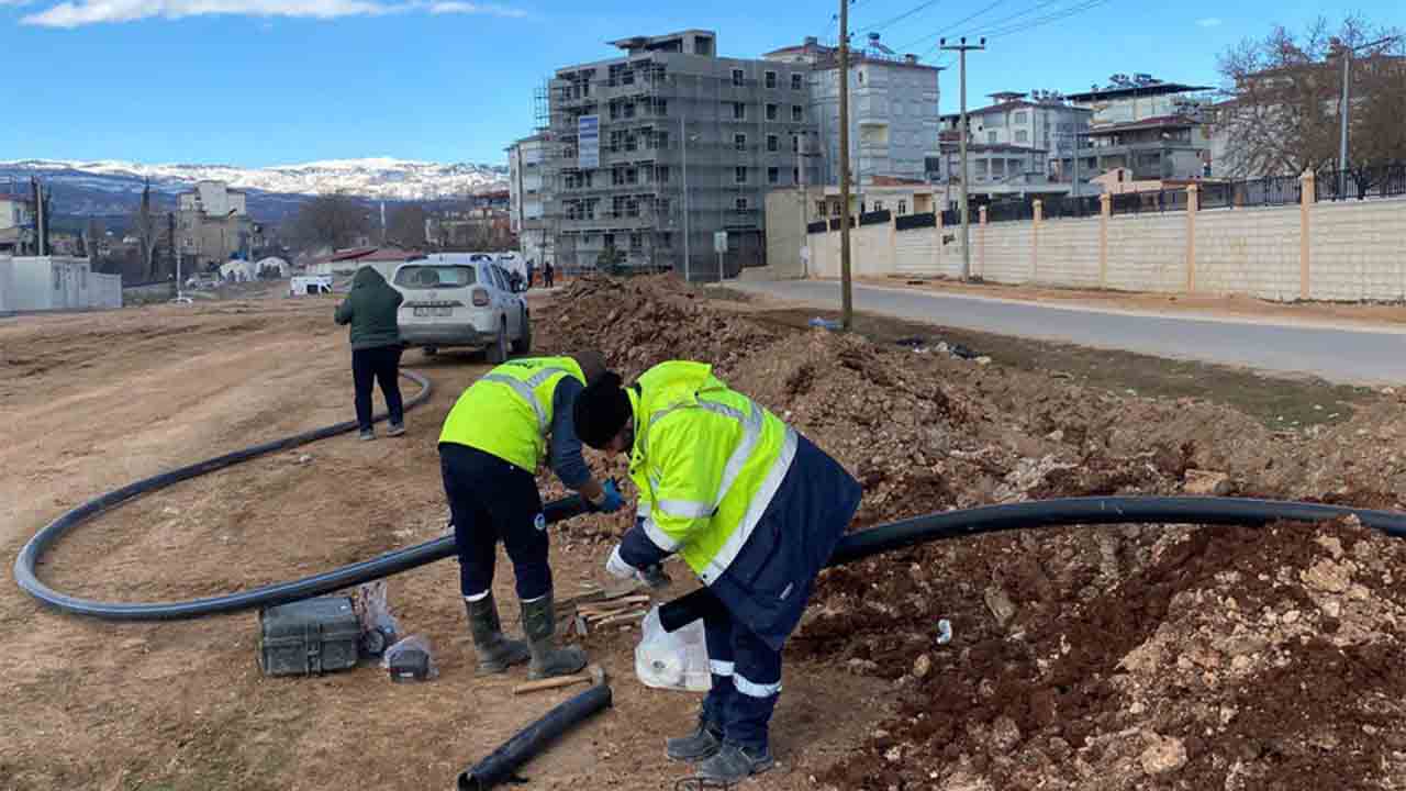 Büyükşehir Belediyesi altyapı hizmetlerini deprem bölgesinde sürdürüyor — haber görseli