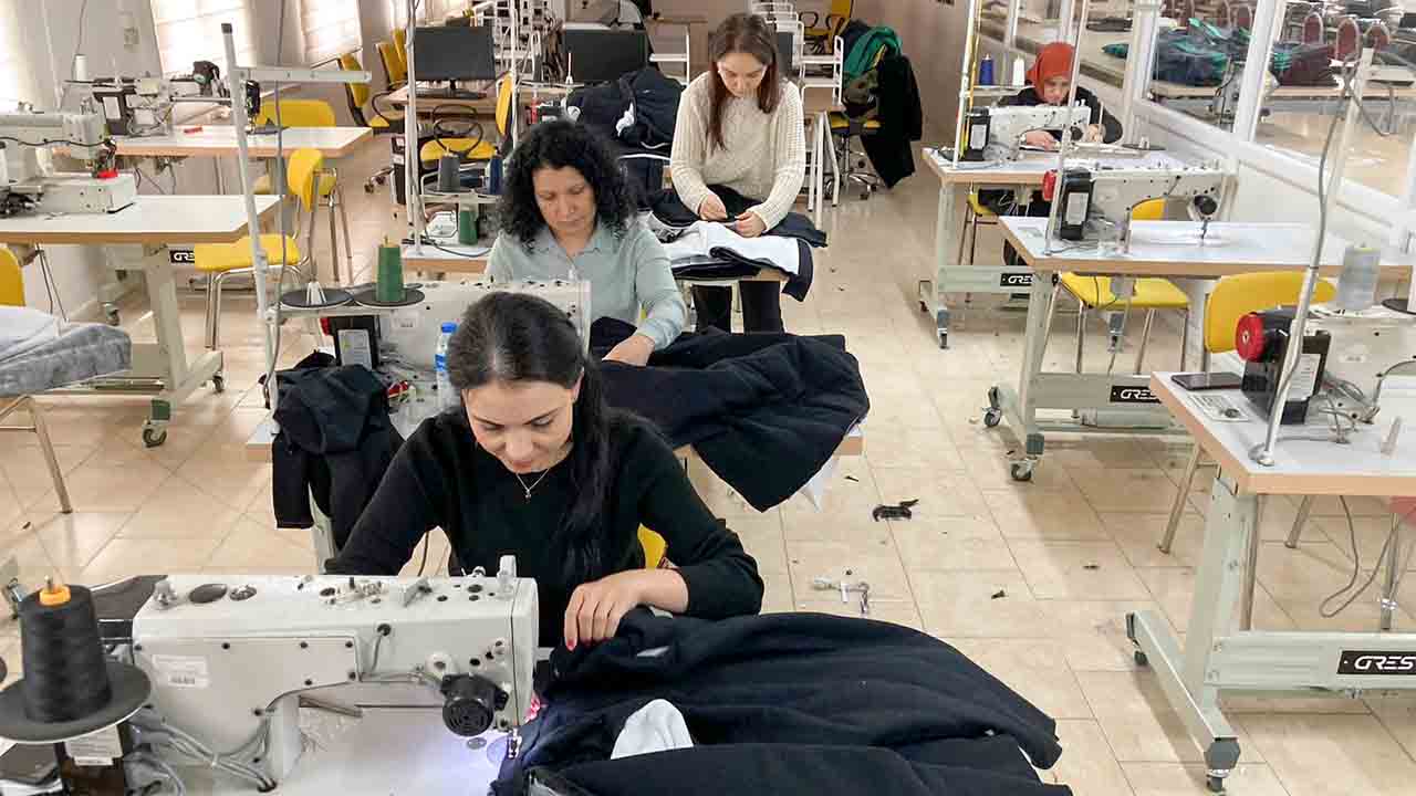SUBÜ depremzedeler için kışlık kıyafet üretiyor — haber görseli