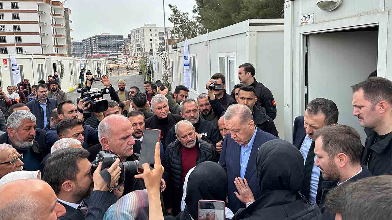 Başkan Yüce Cumhurbaşkanı Erdoğan’a bilgi verdi: “Depremin izleri süratle siliniyor” — haber görseli