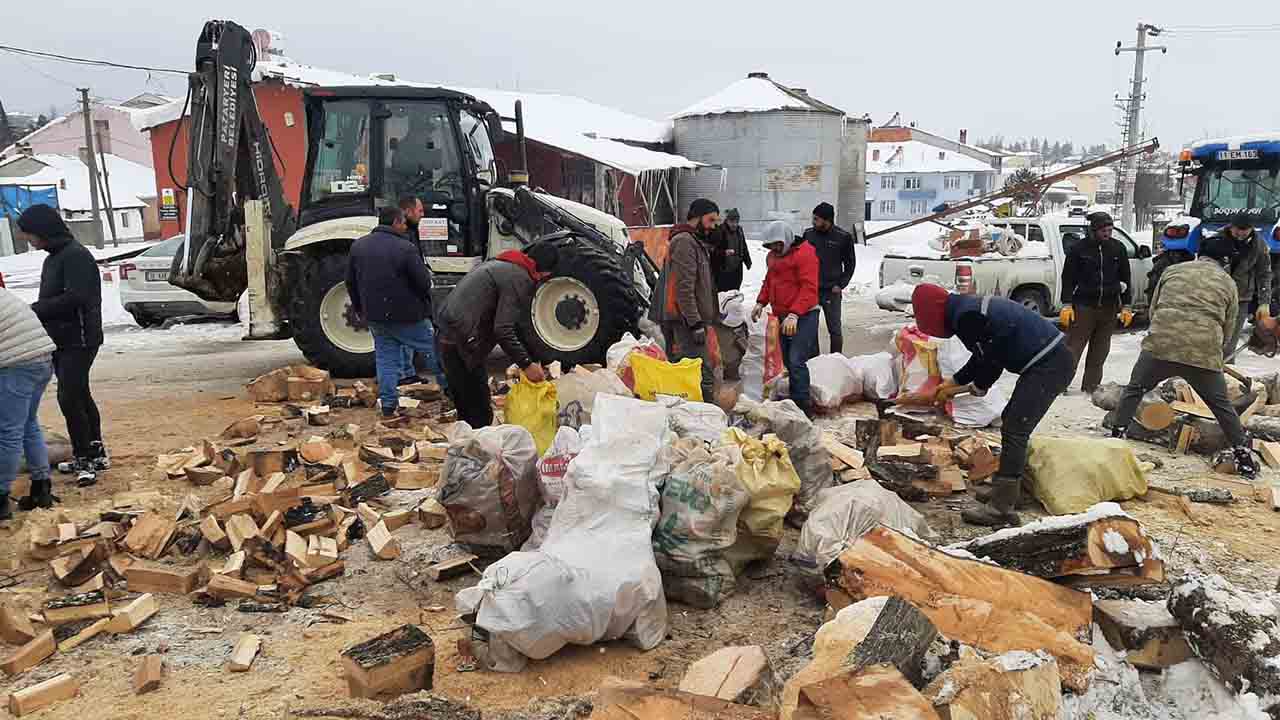 Bilecik Pazaryeri’nden deprem bölgesine yakacak odun yardımı — haber görseli