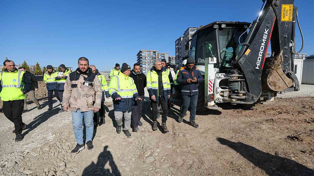 Yüce afet bölgesinde açıkladı: “Adıyaman’a konteyner kent kuruyoruz” — haber görseli