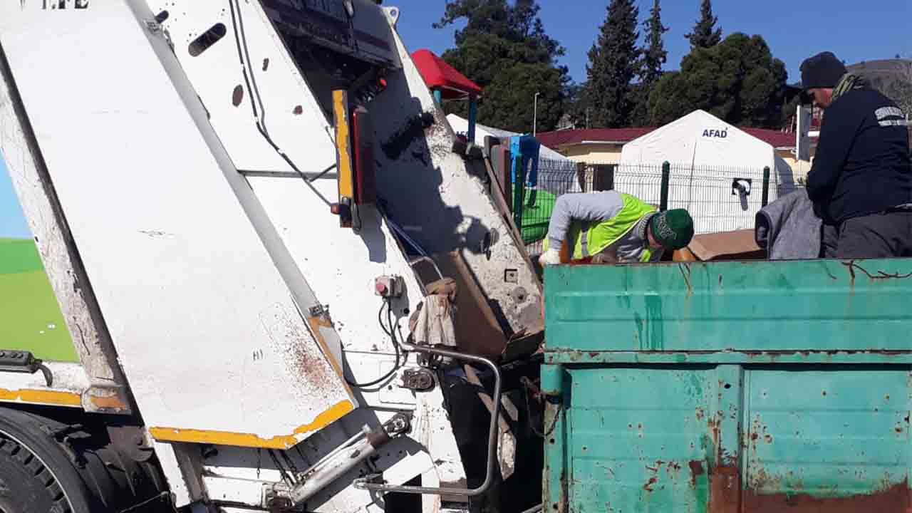 Serdivan Belediyesi Temizlik İşleri Ekipleri Deprem Bölgesinde — haber görseli
