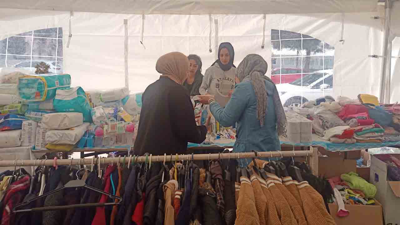 Serdivan’a Gelen Depremzedeler için Hayır çarşısı kuruldu — haber görseli