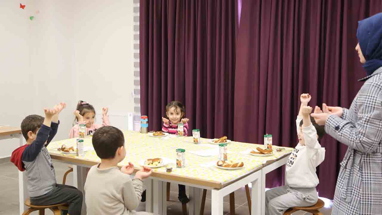Serdivan'da Tekne Orucu tutan çocuklara erken iftar — haber görseli