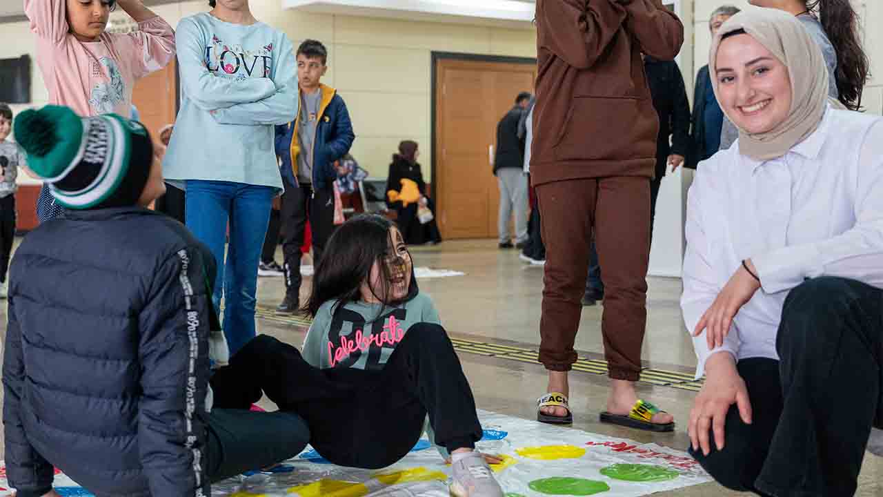 SAÜ Depremzede Çocukların yüzünü güldürüyor — haber görseli