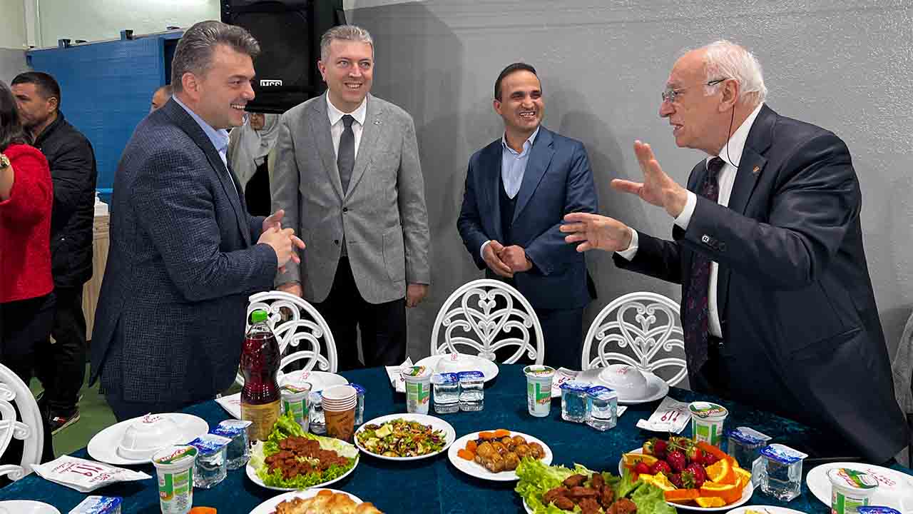 Karasu Kaymakamı ve Belediye Başkanı Depremzede Misafirlerle İftarda buluştu — haber görseli