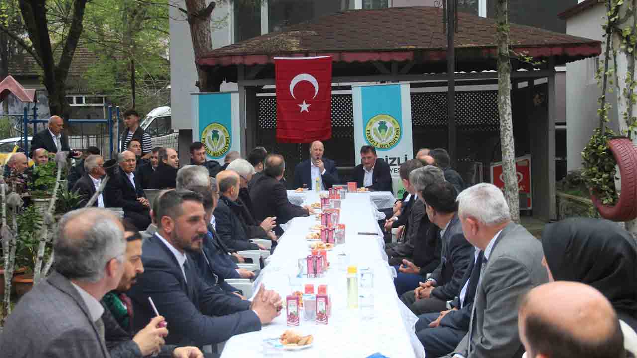 Ferizli'de Protokol ve Halk Coşkuyla bayramlaştı — haber görseli