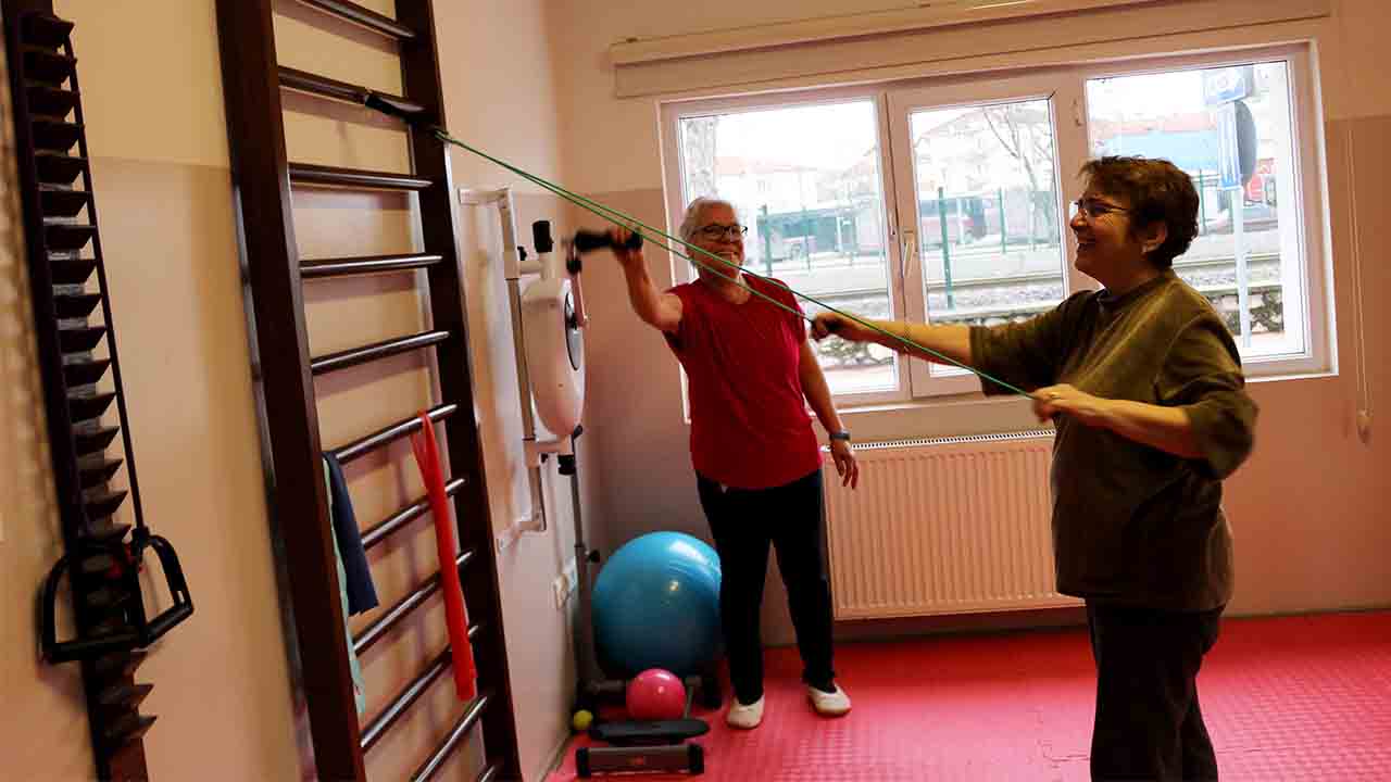 Sakaryalı yaşlılar yoga ve pilatesle gençleşiyor — haber görseli