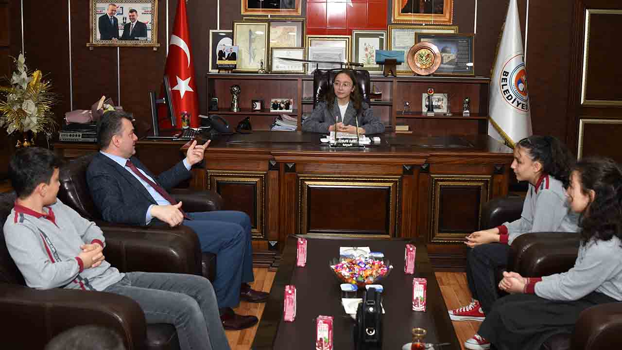 Belediye Başkanlığı Koltuğuna Namık Kemal İmam Hatip Ortaokulu Öğrencisi Merve Geral oturdu — haber görseli