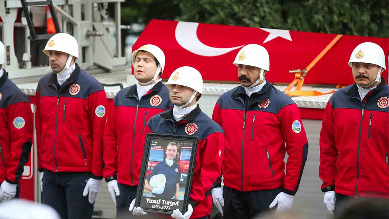 Büyükşehir'in şehit itfaiye eri dualarla uğurlandı — haber görseli