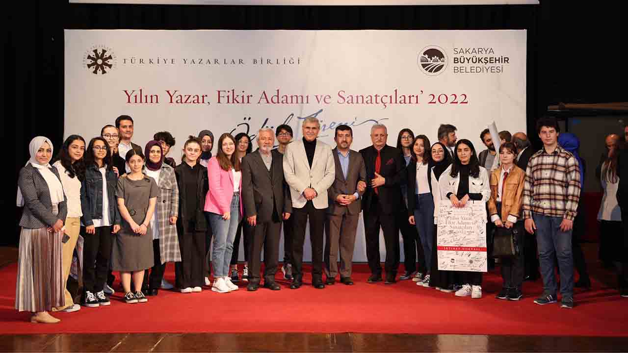 Yılın Yazar, Fikir Adamı ve Sanatçıları ödüllerini Sakarya’da aldı — haber görseli