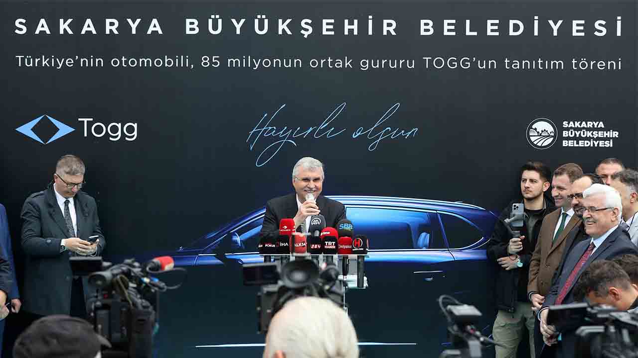 Yüce direksiyonda, Sakaryalılar yollarda: Türkiye’nin gururu TOGG’a tarihi karşılama — haber görseli