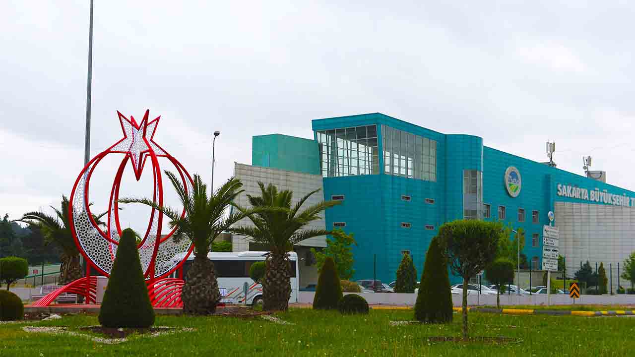 Büyükşehir Sakarya’nın simge noktalarını Ay Yıldız'la süslüyor — haber görseli