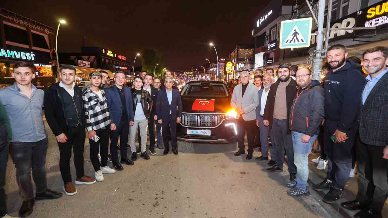 Türkiye Yüzyılı’nın meşalesini Sakarya’nın gençleri yakacak: Başkan Yüce, TOGG ile Mavi Durak’a geld — haber görseli