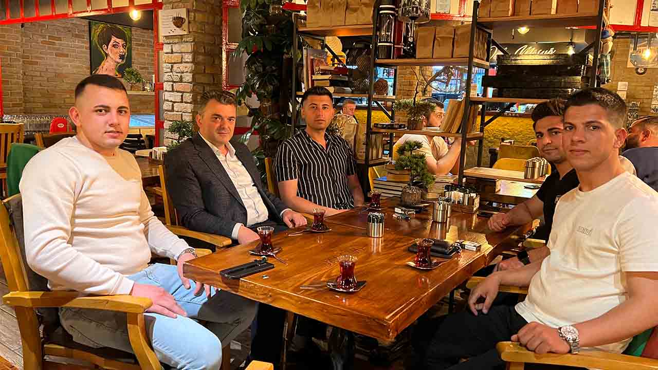 Karasu Belediye Başkanı İshak Sarı gençlerle sohbet etti — haber görseli