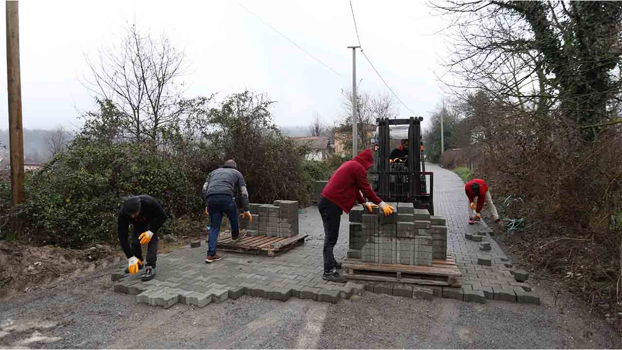 Hendek Belediyesi ekipleri yağmur çamur hız kesmiyor — haber görseli