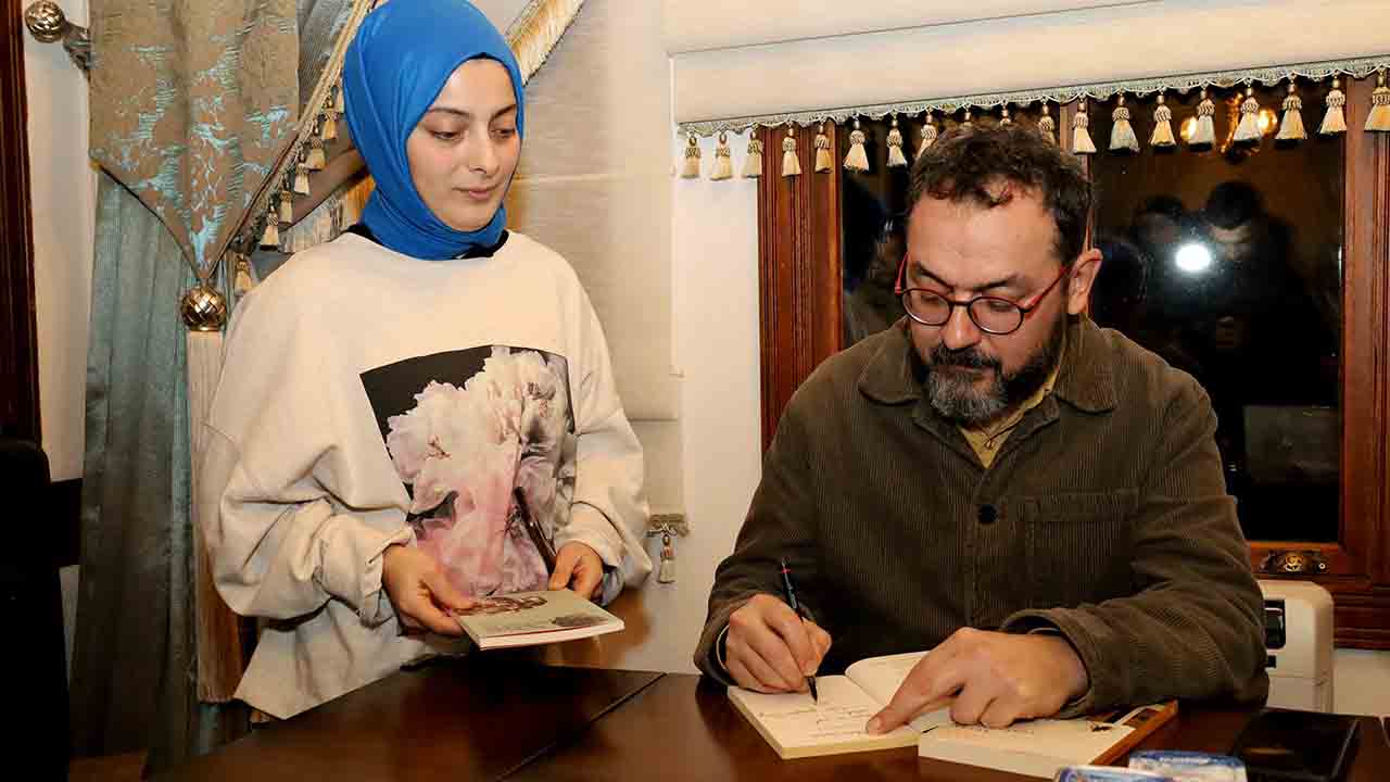 Dünya Öykü Günü’nde Güray Süngü ile sanatı konuştular — haber görseli