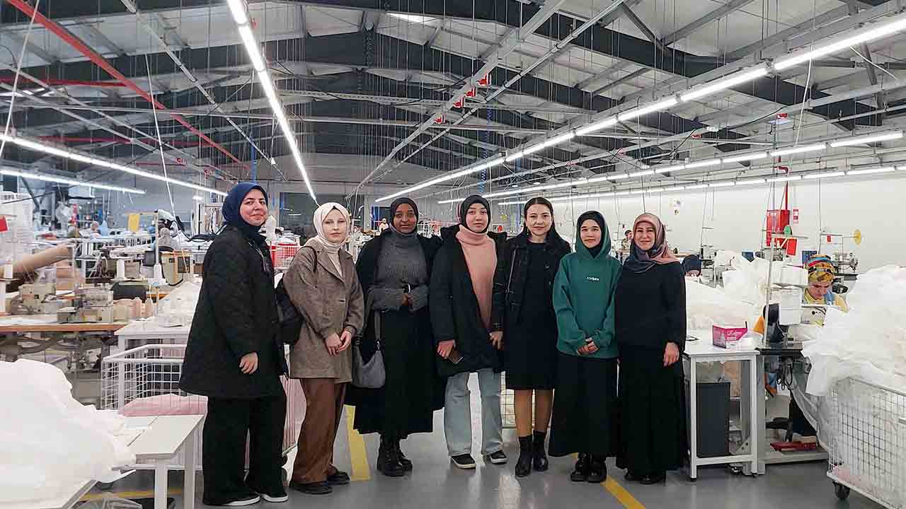 Geleceğin moda tasarımcıları teknik gezideydi — haber görseli