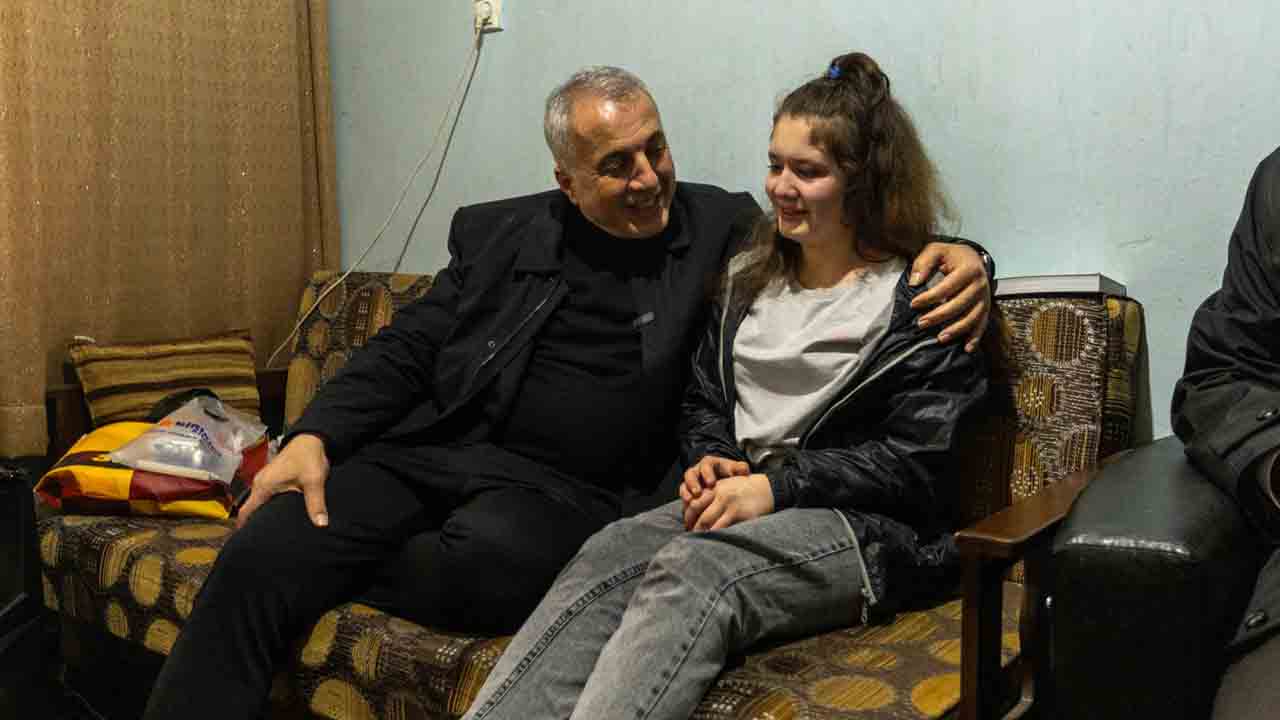 Başkan Babaoğlu, kendisini göremediği için üzülen Busenur’a sürpriz yaptı — haber görseli