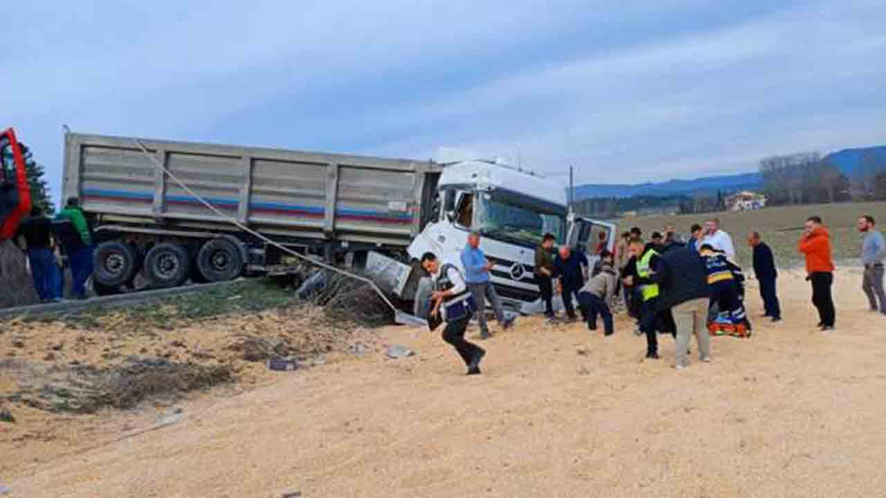 Mısır yüklü tır şarampole girdi — haber görseli