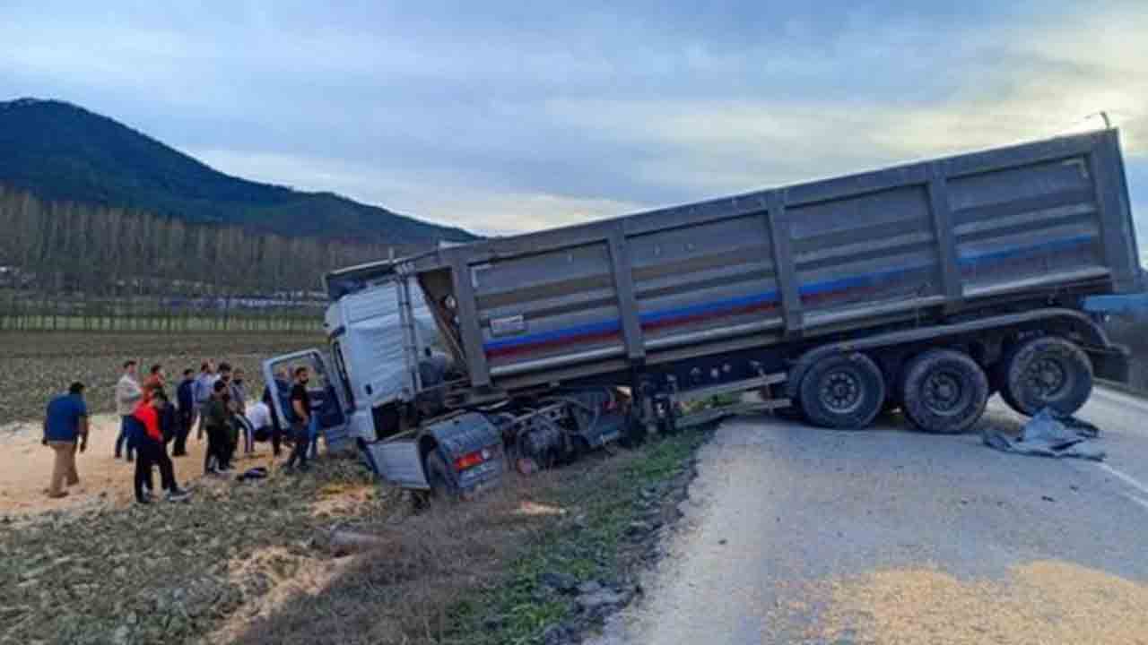 Mısır yüklü tır şarampole girdi — haber görseli