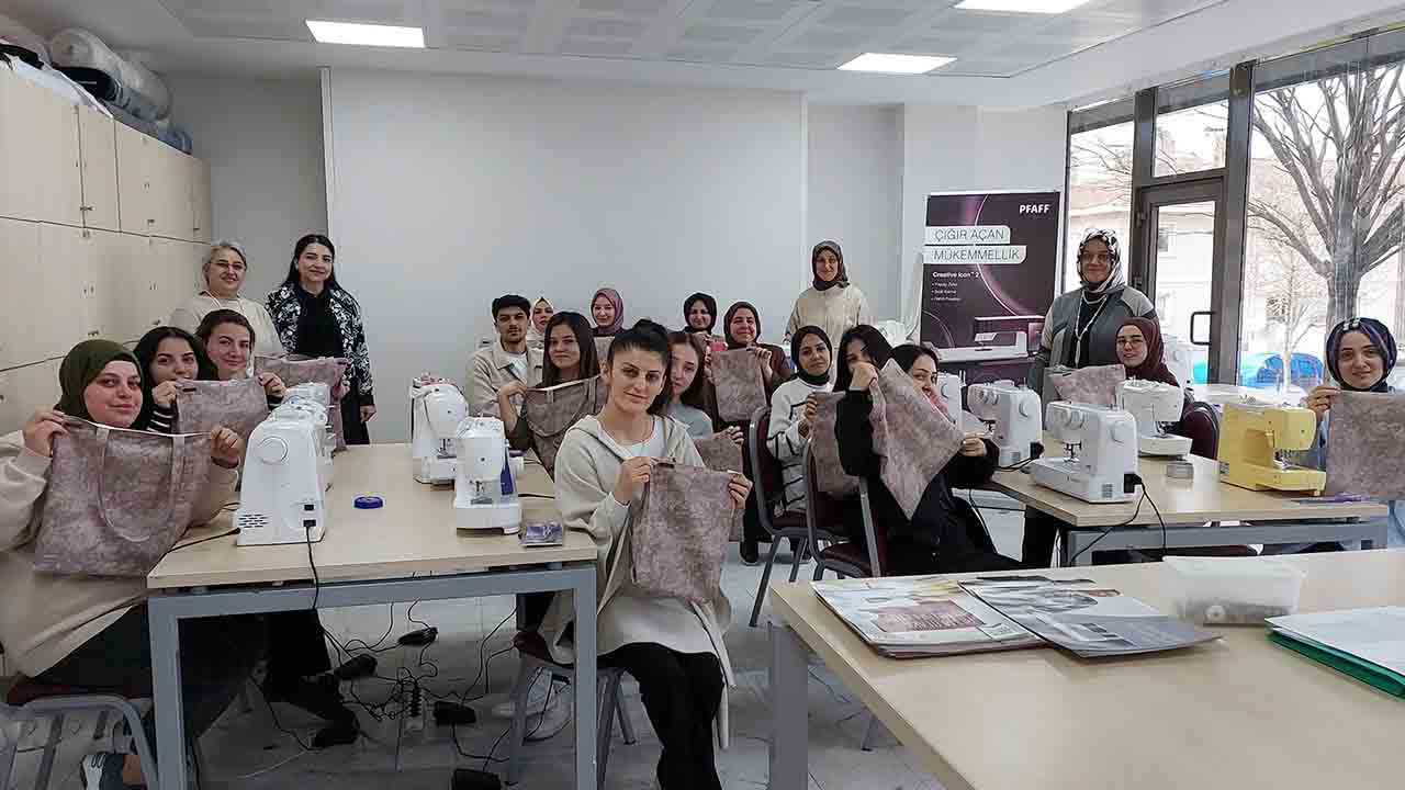 Ferizli MYO’da dikiş günleri atölye etkinliği yapıldı — haber görseli