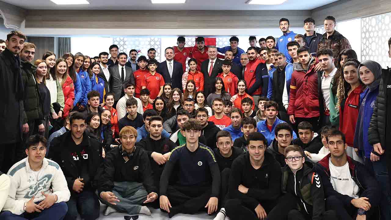 Bakan Yardımcısı Eminoğlu ve başkan adayı çelik gençlerle bir araya geldi — haber görseli
