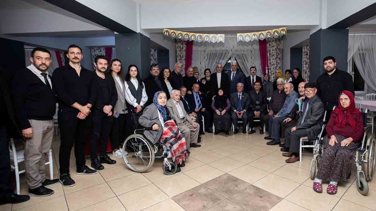 Başkan Babaoğlu Huzur evinde ilahilere eşlik etti — haber görseli