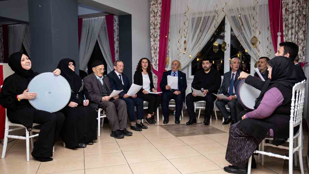 Başkan Babaoğlu Huzur evinde ilahilere eşlik etti — haber görseli
