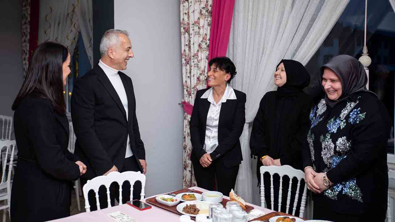 Başkan Babaoğlu Huzur evinde ilahilere eşlik etti — haber görseli