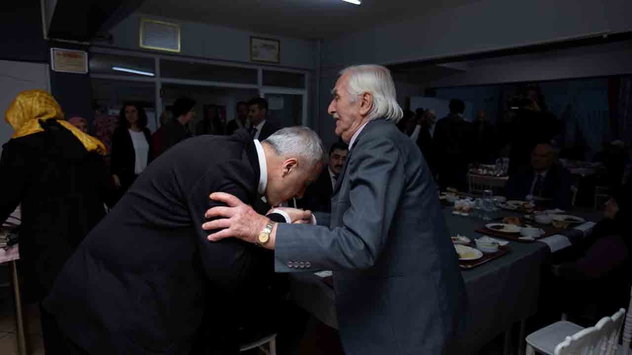 Başkan Babaoğlu Huzur evinde ilahilere eşlik etti — haber görseli