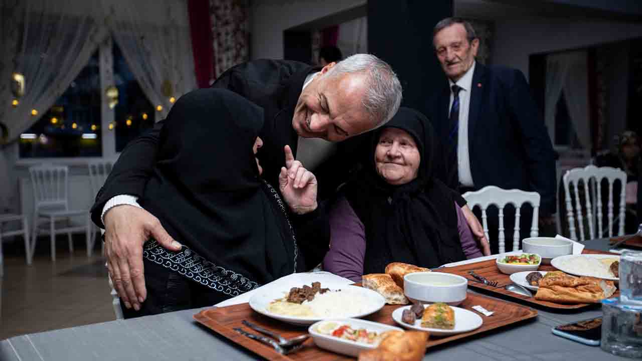 Başkan Babaoğlu Huzur evinde ilahilere eşlik etti — haber görseli