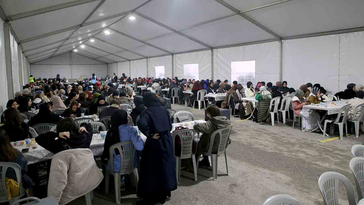 Büyükşehir’in iftar geleneği: Farklı diller ve kültürler Ramazan’da aynı duada buluşuyor — haber görseli