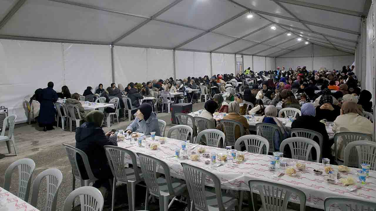 Büyükşehir’in iftar geleneği: Farklı diller ve kültürler Ramazan’da aynı duada buluşuyor — haber görseli