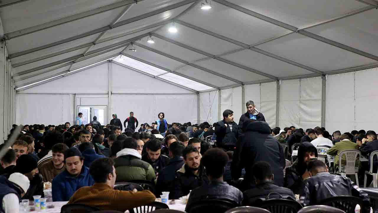 Büyükşehir’in iftar geleneği: Farklı diller ve kültürler Ramazan’da aynı duada buluşuyor — haber görseli