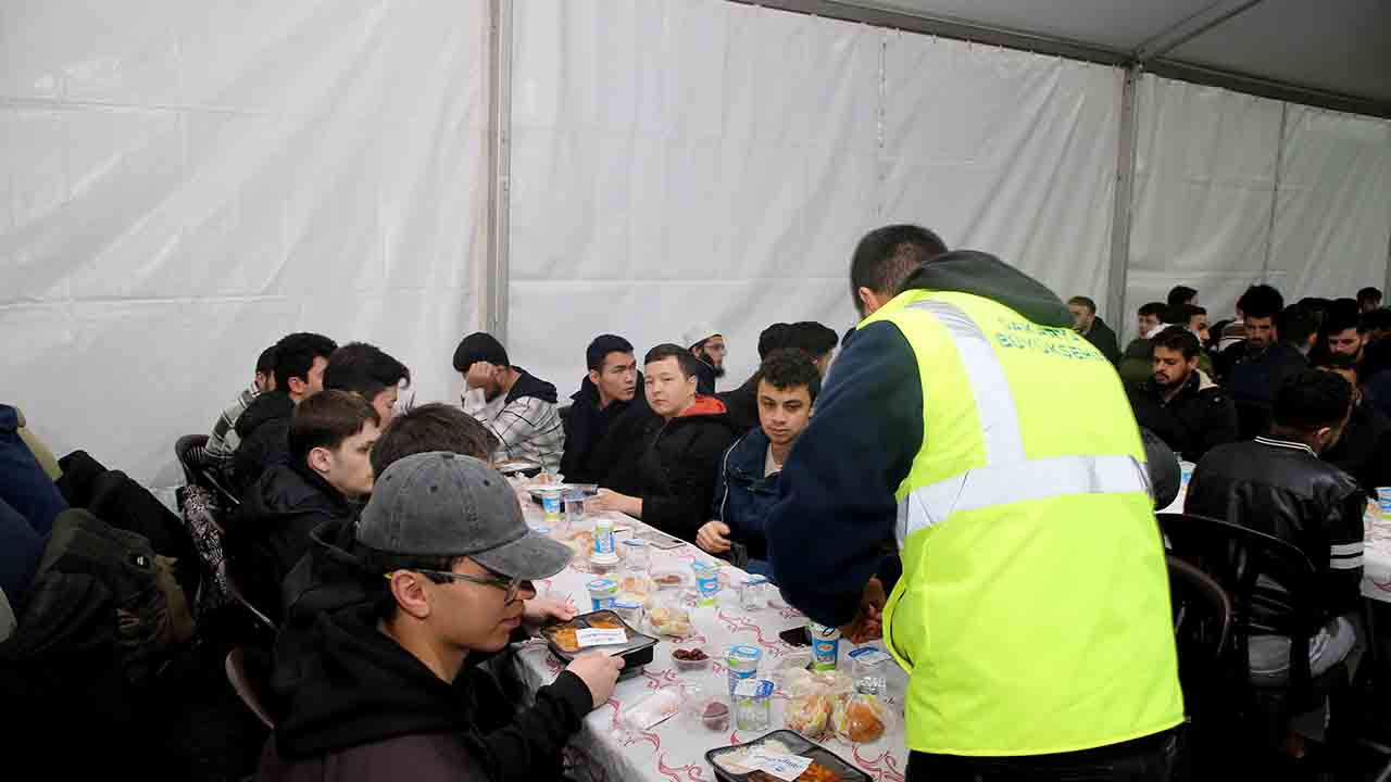 Büyükşehir’in iftar geleneği: Farklı diller ve kültürler Ramazan’da aynı duada buluşuyor — haber görseli
