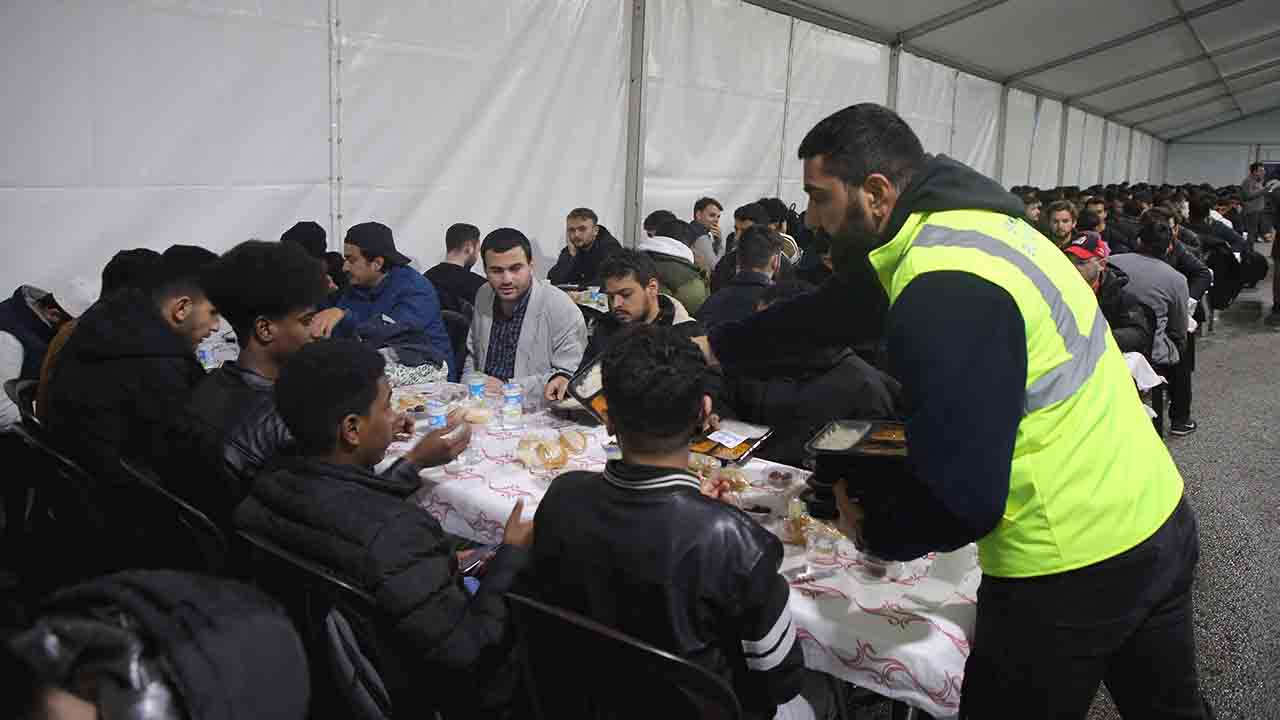 Büyükşehir’in iftar geleneği: Farklı diller ve kültürler Ramazan’da aynı duada buluşuyor — haber görseli