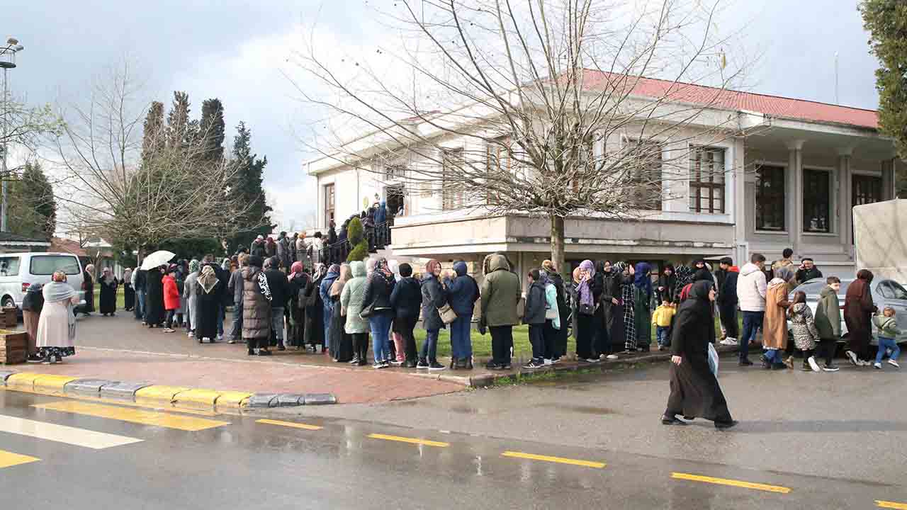 Hz. Muhammed’in mukaddes emanetleri binlerce Sakaryalının ilgi odağı oldu — haber görseli