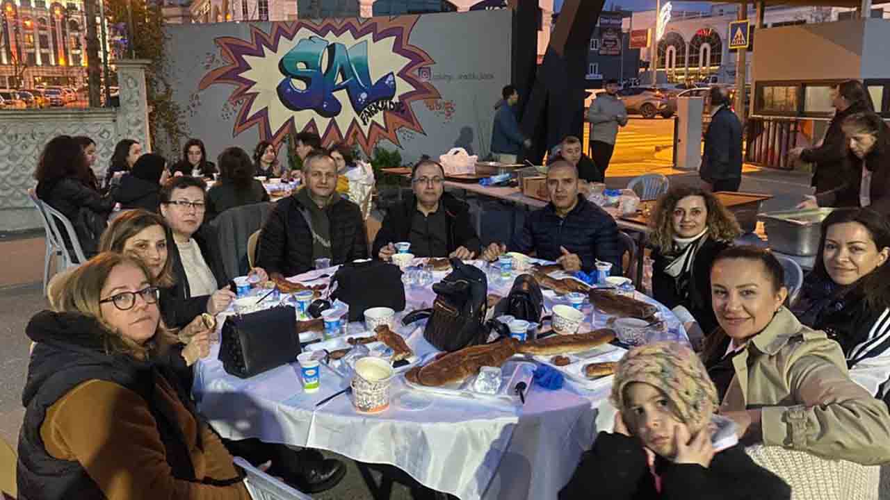 SAL Öğretmenleri ve Öğrencileri birlikte iftar açtı — haber görseli