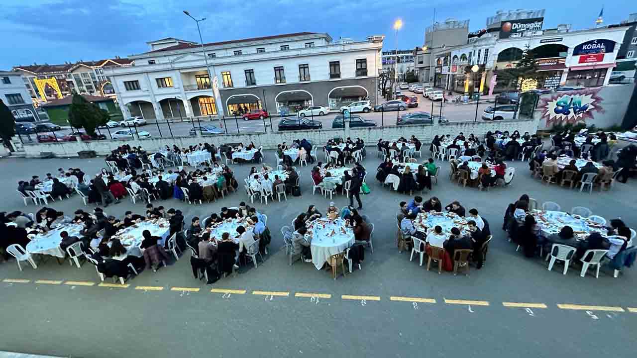 SAL Öğretmenleri ve Öğrencileri birlikte iftar açtı — haber görseli