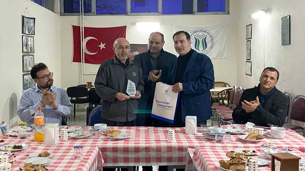 Hendek MYO’dan emekliye ayrılan Yener’e veda — haber görseli