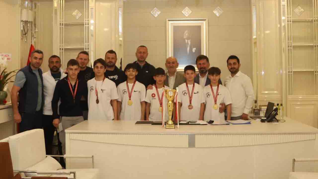 Şampiyon Takımdan başkan İrfan Püsküllü’ye kupalı ziyaret — haber görseli